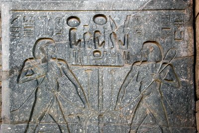 Antigüedad egipcia: detalle de la base de la estatua del faraón Ramsés II representando la unión del Alto y Bajo Egipto. Templo de Luxor. Orilla Este (Tebas), Egipto de Egyptian 19th Dynasty