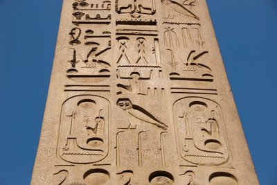 Antigüedad egipcia: detalle del obelisco con cartuchos y jeroglíficos, templo del Faraón Ramsés II (1292-1186 a.C.) en Luxor. Ribera Este (Tebas), Egipto de Egyptian 19th Dynasty