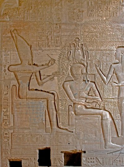 Antigüedades egipcias: detalle de los relieves que representan a Ramsés II coronado y bendecido por la divinidad de la Escritura Seshat, Templo Memorial dedicado al faraón Ramsés II de Egyptian 19th Dynasty