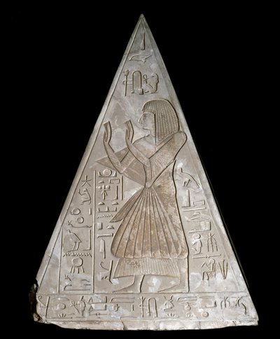 Antigüedad egipcia: Punta de pirámide de la capilla de Ramose decorada con la representación de Ra-Harakte de Egyptian 19th Dynasty