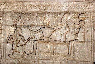 Antigüedad egipcia: relieve que representa al Faraón Ramsés II frente a las deidades de la tríada tebana, Amón, Mut y Jonsu; Templo funerario dedicado al Faraón Ramsés II (1279-1213 a.C.), sitio de Ramasseum (Ramesseum) en Luxor, Egipto. de Egyptian 19th Dynasty