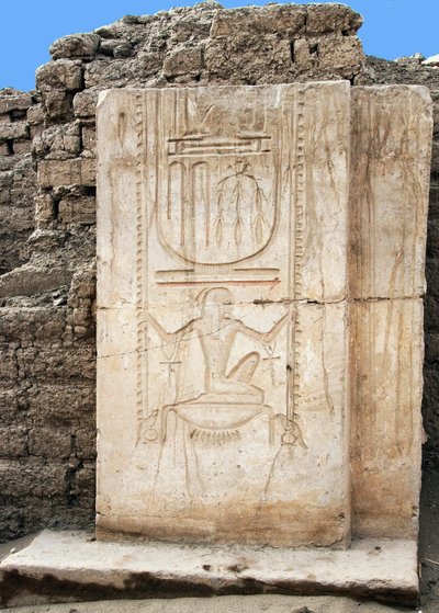Antigüedad egipcia: estela del faraón Ramsés II (1279-1213 a.C.) con voto de longevidad, Templo Funerario dedicado a él, sitio de Ramasseum en Luxor, Egipto de Egyptian 19th Dynasty