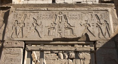 Antigüedad egipcia: vista del arquitrabe decorado con la representación del faraón Ramsés II honrando al dios Amón y jeroglíficos, templo del faraón Ramsés II en Luxor. Orilla Este (Tebas), Egipto de Egyptian 19th Dynasty