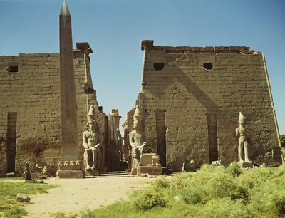 Fachada y Primer Pilón con dos estatuas sentadas de Ramsés II y el obelisco restante de Egyptian 19th Dynasty