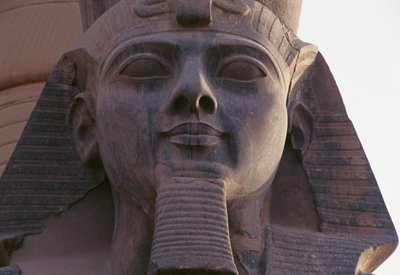 Rostro de la estatua de Ramsés II sentado, Necrópolis tebana (Lista del Patrimonio Mundial de la UNESCO de Egyptian 19th Dynasty