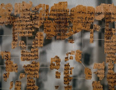 Fragmentos de Papiro de Turín, también conocido como Papiro del Rey o Papiro Canon Real de unos 41 x 170 cm, probablemente del reinado de Ramsés II de Tebas, Civilización egipcia, Reino Nuevo, Dinastía XIX de Egyptian 19th Dynasty