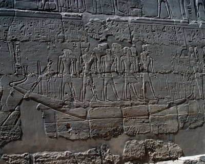 Barca funeraria, detalle de escenas de ofrendas a los dioses, relieve, paredes interiores de la Gran Sala Hipóstila, complejo del templo de Karnak (Lista del Patrimonio Mundial de la Unesco de Egyptian 19th Dynasty