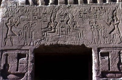 Dintel sobre la puerta de entrada del Templo de la Reina Nefertari, Nuevo Reino, c.1250 a.C. de Egyptian 19th Dynasty