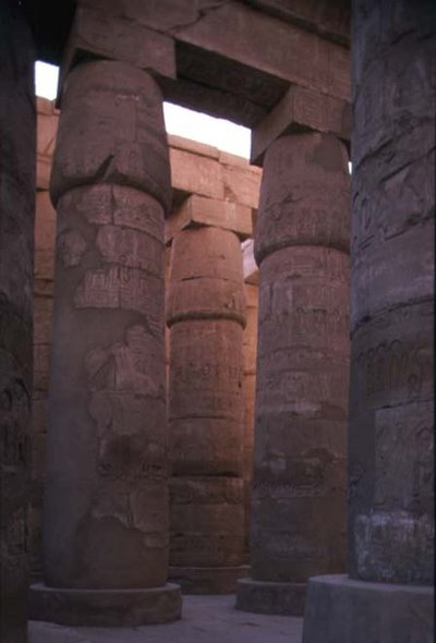 Columnas de papiro con capiteles de brote en la Sala Hipóstila del Templo de Amón, Reino Nuevo de Egyptian 19th Dynasty