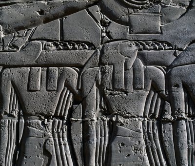 Sacerdote con máscara de halcón, detalle de la escena que representa a Ramsés II delante de la barca sagrada, relieve, paredes interiores de la Gran Sala Hipóstila, complejo del templo de Karnak (Lista del Patrimonio Mundial de la Unesco de Egyptian 19th Dynasty
