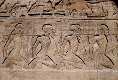 Prisioneros ilustrando las victorias del faraón Ramsés II, bajorrelieve en la entrada del gran templo de Ramsés II, Egipto, Abu Simbel de Egyptian 19th Dynasty
