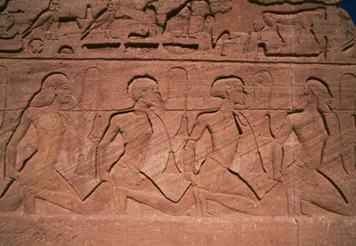 Prisioneros del Norte, bajorrelieve en la base de los gigantes del Gran Templo de Ramsés II, Abu Simbel (Lista del Patrimonio Mundial de la UNESCO de Egyptian 19th Dynasty