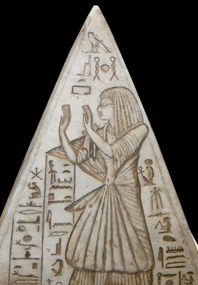 Pyramidion en piedra caliza colocado en la cima de las tumbas de las pirámides. Hay escenas grabadas que representan el ciclo solar y la adoración del sol por el difunto. Proviene de Deir el Medina de Egyptian 19th Dynasty