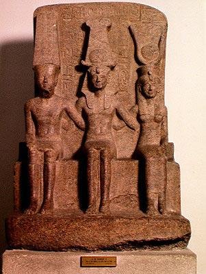 Ramsés II (1304-1237 a.C.) sentado entre Amón y Mut, de Karnak, Nuevo Reino, c.1279-13 a.C. de Egyptian 19th Dynasty