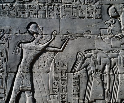 Ramsés II delante de la barca sagrada, relieve, paredes interiores de la Gran Sala Hipóstila, complejo de templos de Karnak (Lista del Patrimonio Mundial de la Unesco de Egyptian 19th Dynasty