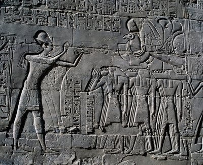 Ramsés II haciendo sacrificios delante de la barca sagrada, relieve, paredes interiores de la Gran Sala Hipóstila, complejo del templo de Karnak (Lista del Patrimonio Mundial de la Unesco de Egyptian 19th Dynasty