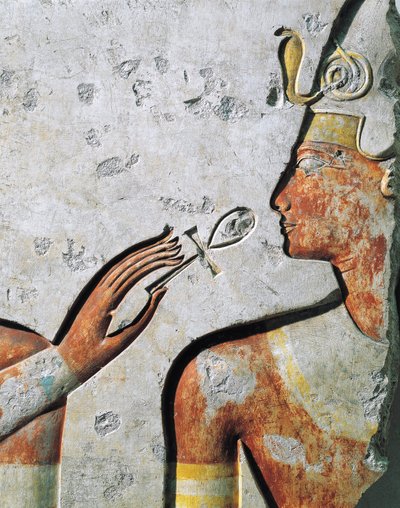 Ramsés II durante la ceremonia de apertura de la boca, bajorrelieve, procedente del pequeño templo construido por el faraón en Abidos de Egyptian 19th Dynasty