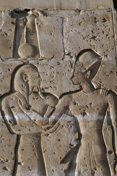 Relieve que representa al faraón con el dios Horus, pórtico del templo de Seti I de Egyptian 19th Dynasty