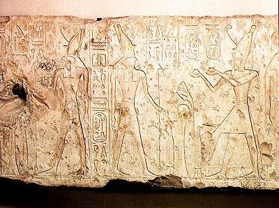 Relieve que representa a Ramsés II (1279-1213 a.C.) haciendo ofrendas rituales a la familia de Osiris, detalle del lado derecho con Ramsés ofreciendo dos frascos de vino a Horus, de Abidos, Nuevo Reino de Egyptian 19th Dynasty