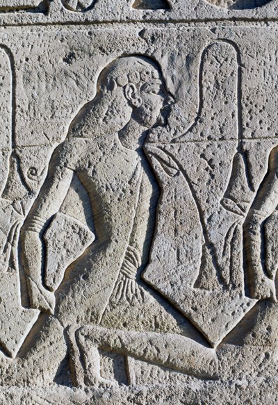 Relieve que representa a prisioneros negros y asiáticos de la batalla de Kadesh, detalle de la base de los tronos de la fachada del Gran Templo de Ramsés II, Abu Simbel (Lista del Patrimonio Mundial de la Unesco). de Egyptian 19th Dynasty