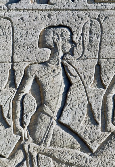 Relieve que representa a un prisionero de la batalla de Kadesh, detalle de la base de los tronos de la fachada del Gran Templo de Ramsés II, Abu Simbel (Lista del Patrimonio Mundial de la Unesco). de Egyptian 19th Dynasty
