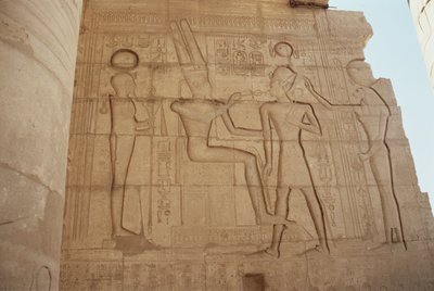 Relieve que representa a la diosa con cabeza de leona Mut presentando a Ramsés II a un Amón entronizado, quien le da un ankh, del Gran Salón Hipóstilo, Nuevo Reino de Egyptian 19th Dynasty