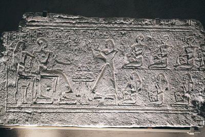 Relieve de Ptahotep y Tauseret de Saqqara, la pareja recibiendo ofertas de su hijo mayor Amenheb y otros hijos. de Egyptian 19th Dynasty