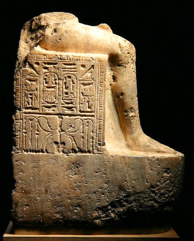 Vista lateral de un fragmento de una estatua de Ramsés II (1279-13) y consorte, Nuevo Reino de Egyptian 19th Dynasty