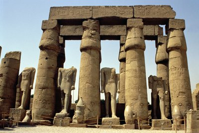 Estatuas de Ramsés II y columnas de capullo de papiro en el Patio Peristilo, Nuevo Reino de Egyptian 19th Dynasty
