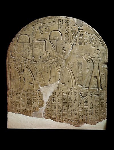Estela dedicada a Isis por el supervisor de obras en los Templos de Ramsés II en Koptos, que representa al Rey ofreciendo incienso al barco sagrado de Isis, llevado por sacerdotes de Egyptian 19th Dynasty