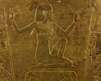 La diosa Isis, detalle decorativo del sarcófago de la reina Tuya, madre de Ramsés II, madera dorada, Civilización egipcia, Reino Nuevo, Dinastía XIX de Egyptian 19th Dynasty