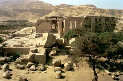 Vista desde la cima del primer pilón mostrando el coloso caído de Ramsés II en el Primer Patio, Nuevo Reino de Egyptian 19th Dynasty