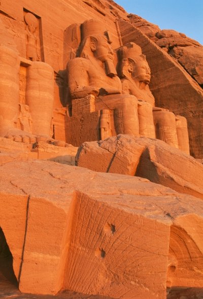 Vista de la fachada del Gran Templo de Ramsés II al amanecer, Abu Simbel (Lista del Patrimonio Mundial de la UNESCO de Egyptian 19th Dynasty