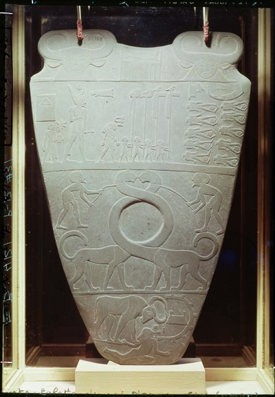 La paleta de Narmer: paleta ceremonial que representa al rey Narmer con la corona roja del Bajo Egipto de Egyptian 1st Dynasty