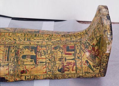 Detalle de la cubierta exterior inferior de la momia de Nesyamun, posiblemente encontrada en Deir El-Bahri, Nuevo Reino, c.1100 a.C. (madera pintada) de Egyptian 20th Dynasty