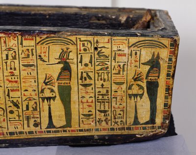 Detalle de la base del ataúd exterior de la momia de Nesyamun, posiblemente encontrado en Deir El-Bahri, Nuevo Reino, c.1100 a.C. de Egyptian 20th Dynasty