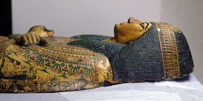 (detalle) de la tapa exterior de la momia de Nesyamun, posiblemente encontrado en Deir El-Bahri, Nuevo Reino, c.1100 a.C. (madera pintada) de Egyptian 20th Dynasty
