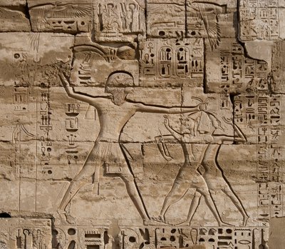 Antigüedad egipcia: detalle de relieves celebrando las victorias del faraón sobre los pueblos del mar. Templo funerario de Ramsés III (1187-1156 a.C.). Luxor, Medinet Habou, Egipto de Egyptian 20th Dynasty