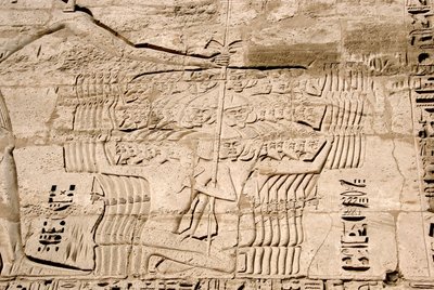 Antigüedad egipcia: detalle de los relieves del primer pilono que representa la captura de luchadores pertenecientes a los pueblos del mar, enemigos de Ramsés III. Templo Funerario de Ramsés III (1187-1156 a.C.). Luxor, Medinet Habu, Egipto de Egyptian 20th Dynasty