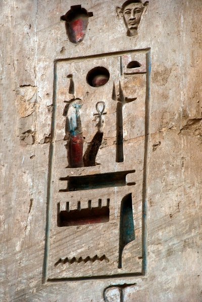 Antigüedad egipcia: primer patio, detalle que representa un cartucho. Templo Funerario de Ramsés III. Luxor, Medinet Habu, Egipto de Egyptian 20th Dynasty
