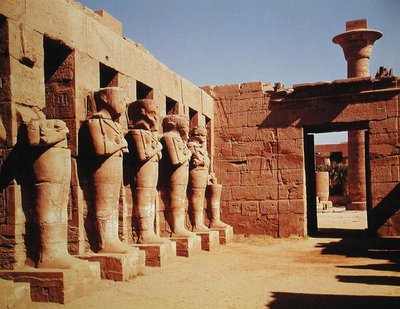 Pilares osirídeos en el Templo de Ramsés III, Nuevo Reino de Egyptian 20th Dynasty