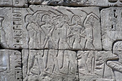 Relieve que representa prisioneros del norte en la batalla de Ramsés III, Gran Templo de Medinet de Egyptian 20th Dynasty