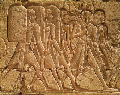Relieve que representa sirvientes llevando cuerda y armas, del Templo Mortuorio de Ramsés III (c.1184-1153 a.C.) Nuevo Reino de Egyptian 20th Dynasty