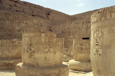 Restos de columnas en el Salón Hipóstilo del Templo Mortuorio de Ramsés III, Nuevo Reino de Egyptian 20th Dynasty