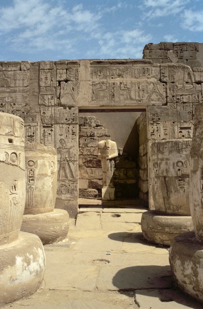 Estatua de Ramsés en una capilla que conduce desde el Salón Hipóstilo del Templo Mortuorio de Ramsés III, Nuevo Reino de Egyptian 20th Dynasty