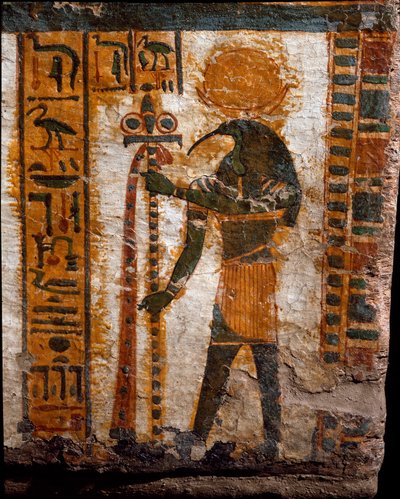 Antigüedad egipcia: Thot, el dios de la luna, en forma de hombre con cabeza de ibis. Decoración del sarcófago antropoide del escriba Butehamon, dinastía XXI de Egyptian 21st Dynasty