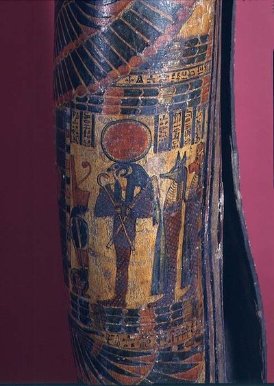 Detalle de sarcófago mostrando a Re-Harakhty con disco solar, sosteniendo cetros de cayado y mayal, dos hijos de Horus detrás, Tercer Periodo Intermedio, 850-730 a.C. (detalle) de Egyptian 22nd Dynasty
