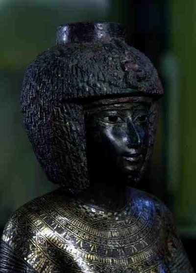 Estatua de la Adoratriz Divina Karomama, Tercer Período Intermedio (bronce con oro, plata y electro) (detalle) de Egyptian 22nd Dynasty