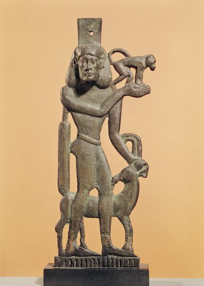 Figura de un hombre sosteniendo un mono con un íbice lamiendo su rodilla, Periodo Saíta de Egyptian 26th Dynasty