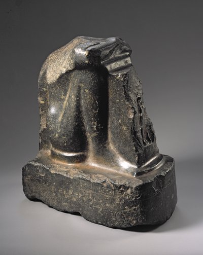 Fragmento de una estatua naofórica, Período Dinástico Tardío (basalto) de Egyptian 26th Dynasty